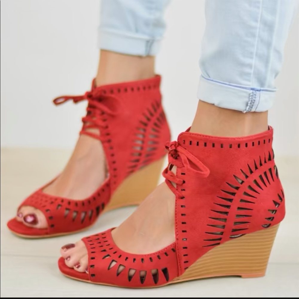 Laser cut wedge sandal Sz9